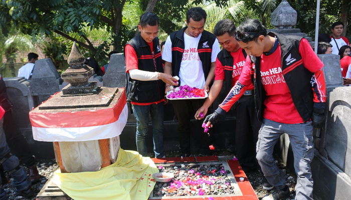 Honda Community Bali Tabur Bunga di Taman Makam Pahlawan Gianyar