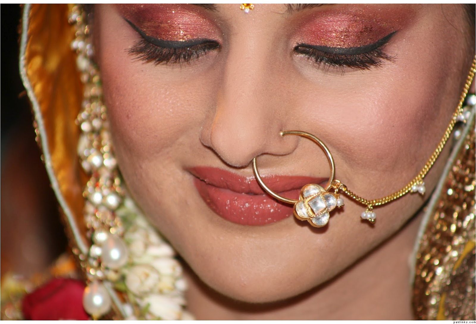 богиня с кольцом в носу. пирсинг носа у индианок. девушки с пирсингом в носу кольцо. Tina dutta 2016. кликер септум 10 мм.