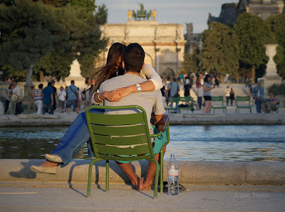 Casal apaixonado no Jardin des Tuileries, Paris © Laura Próspero