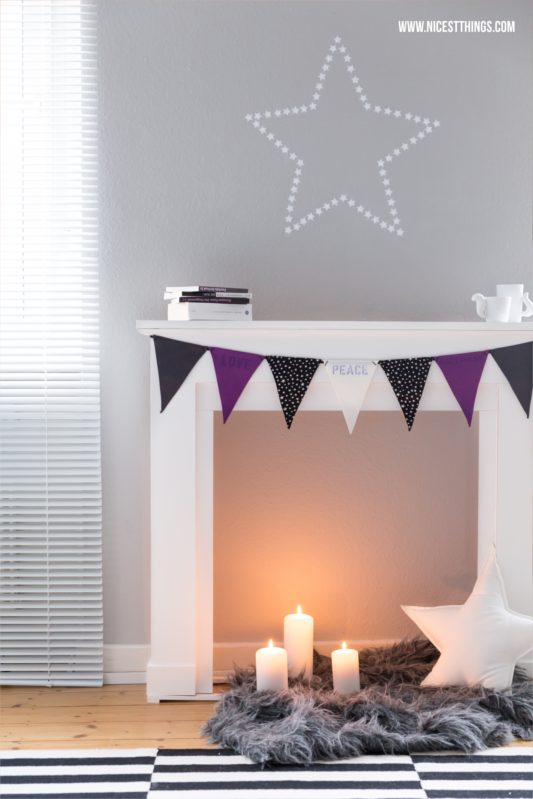 Stoff Wimpelkette mit Sternen Schwarz Weiß zu Weihnachten an Kaminkonsole #wimpelkette #bunting #wimpel #kaminsims #kaminkonsole #kaminumrandung #weihnachten #weihnachtsdeko