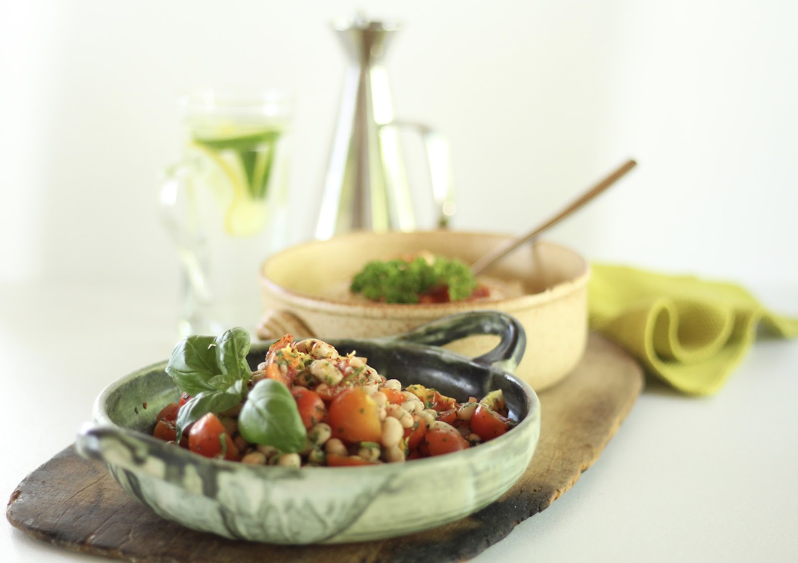Weiße Bohnen mit Tomaten und Hummus: Proteine für einen gesunden Sommer!