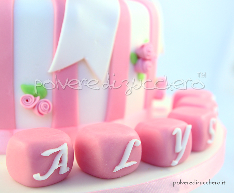 torta battesimo bianco e rosa bimba cake design fiocco rose in pasta di zucchero polvere di zucchero