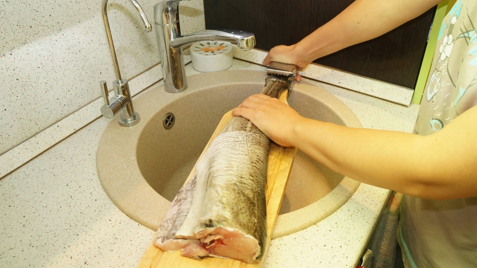 Вода пахнет рыбой. На кухне пахнет рыбой. Мыло для убирания запаха от рыбы. Запах рыбы. Чем убрать рыбный запах.