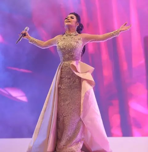 Ada Apa?? Top Diva Indonesia Ini Terciduk Nyanyi di Panggung Kecil dan