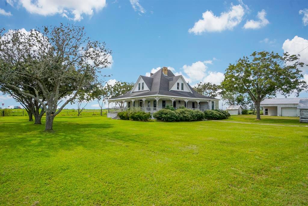 Sweet House Dreams 1899 Farmhouse in El Campo, Texas