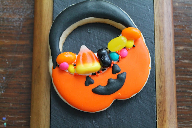 Como hacer una galleta de calabaza llena de dulces para Trick or treat  ,Trick or treat bag with candy cookie, Stained glass effect decorated cookies, pumpkin cookies, pumpkin decorated cookies, jack'o lantern cookies, fall cookies, fall decorated cookies, galletas de calabaza, galletas decoradas de calabaza, galletas decoradas