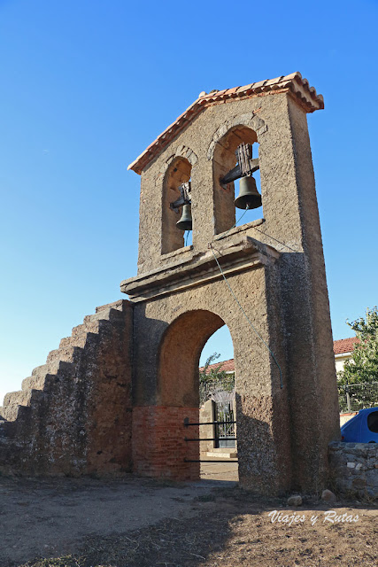 Espadaña de entrada a la Iglesia de San Pedro de la Nave