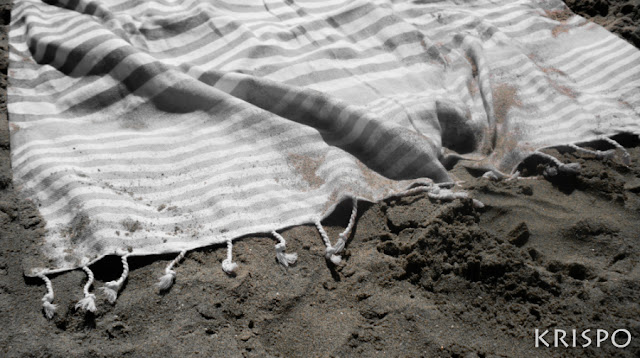 toalla en la playa con arena