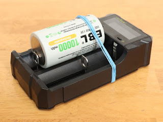 電極が電池の下側にしか当たらないですが、充電は可能! KEYNICE 急速 電池充電器 18650 充電器 単3 単4 ニッケル水素 ニカド電池 リチウム電池対応 LCD付き 2種類電池同時充電可能 USB出力機能付き 日本語取扱説明書付き 単1充電池の充電