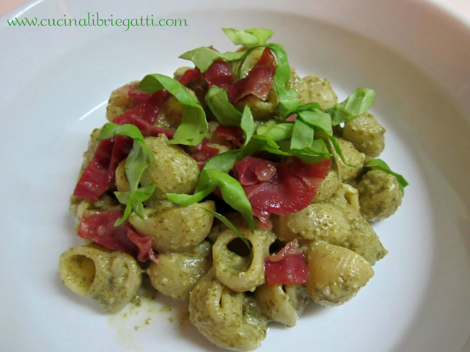 Conchigliette con crema di lattuga e prosciutto crudo croccante