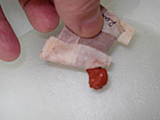 pâte pigmentaire sortant d'un mini-tube