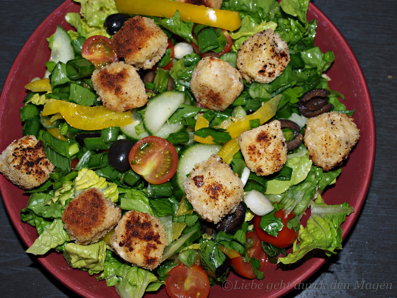Liebe geht durch den Magen: Griechischer Salat mit fritiertem Feta