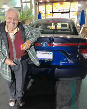 Isik shows off his Toyota Mirai with fuel cell propulsion (Source: Palmia Observatory)