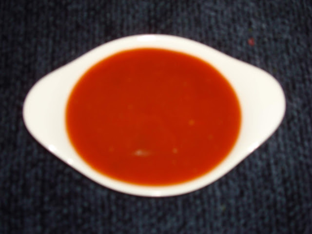 Esta salsa “Mumbo” fue creada en Chicago y muy popular en Washington. Usada mucho para las papas fritas, camarones y alas de pollo fritas.       SALSA MAMBO. (MUMBO)  2/3 tazas de kétchup  1cucharadita de salsa de jalapeño (mirar receta en salsas)  1 cucharadita de paprika o ají de color  1 cucharada de vinagre de arroz o regular  ½ taza de jugo de piña    METODO  En una ollita pequeña mezclar los ingredientes. Calentar la salsa y servir con las alitas.