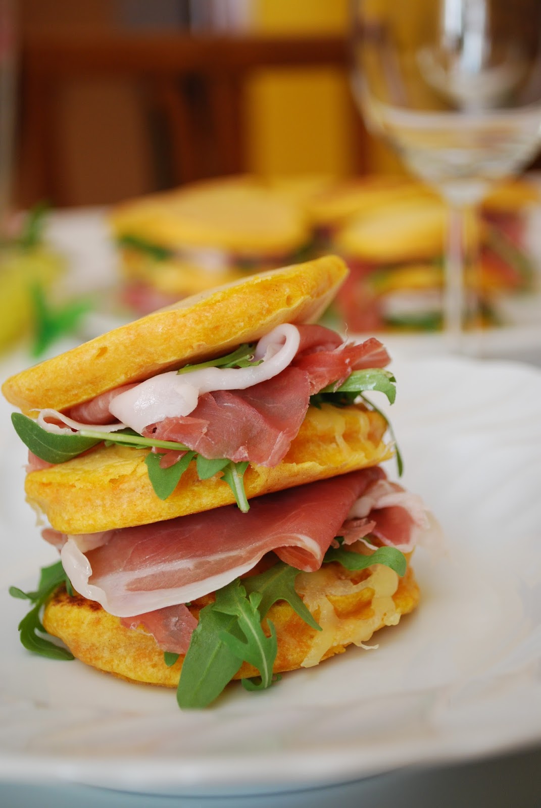 blinis di carota con scamorza, rucola e prosciutto