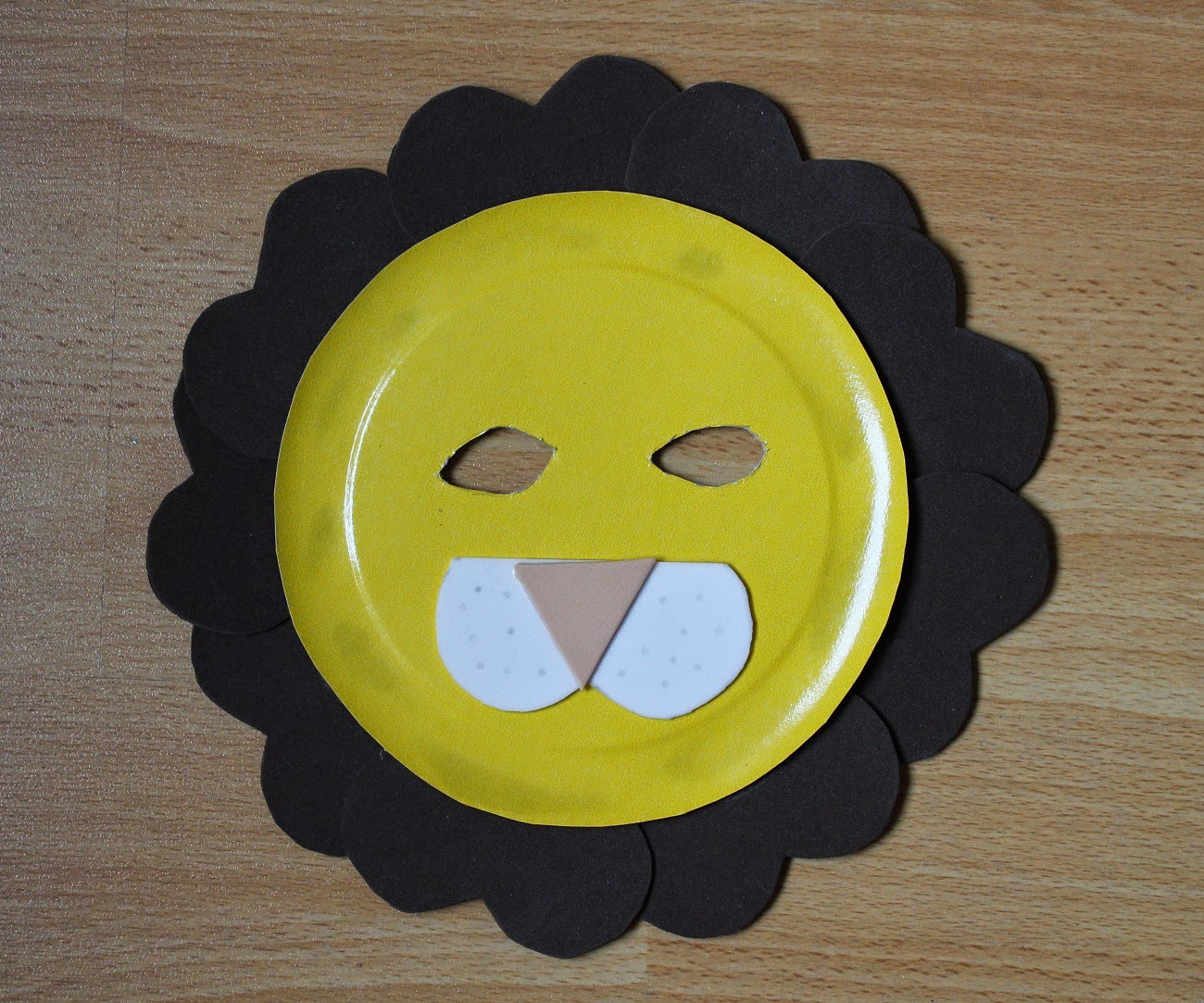 Mamma Gioca: Maschera da leone con un piatto di carta