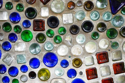 Diseño y ambientación con botellas de vidrio de colores Diseño y ambientación con botellas de vidrio de colores