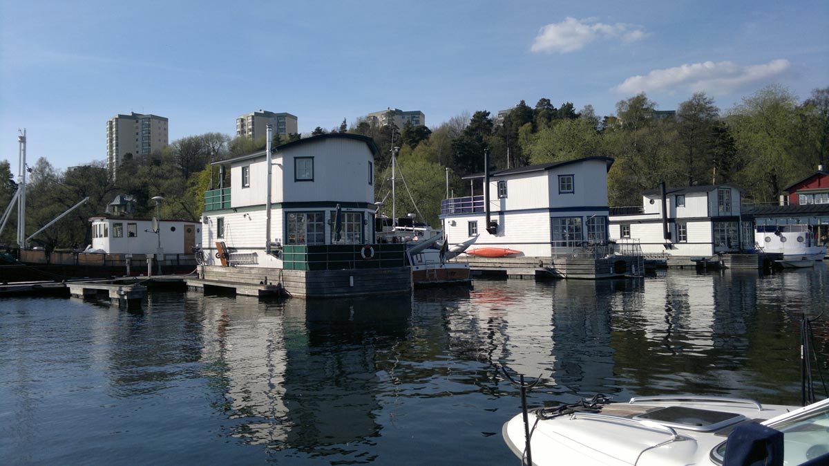 House boats blog - Husbåtar bloggen: More living on the water houses