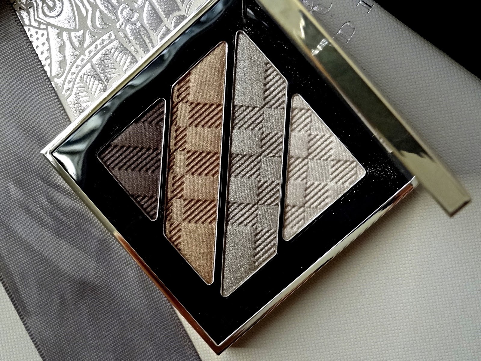Burberry Beauty Winter Glow Makeup Collection - Complete Eye Palette in Gold No.25