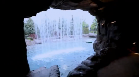 流れるプールや滝もある？世界一豪華な自宅用プールがすごい【o】　アメリカのユタ州の豪邸にあるプール、マウンテン　滝