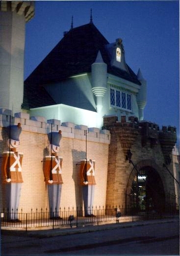 dispensa's castle of toys