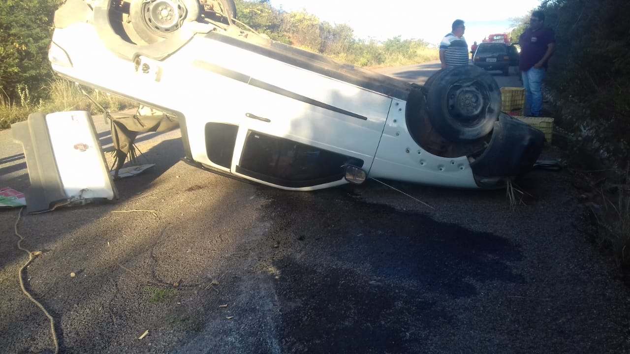 Veículo Strada capota na região da Serra do Tombador em Jacobina