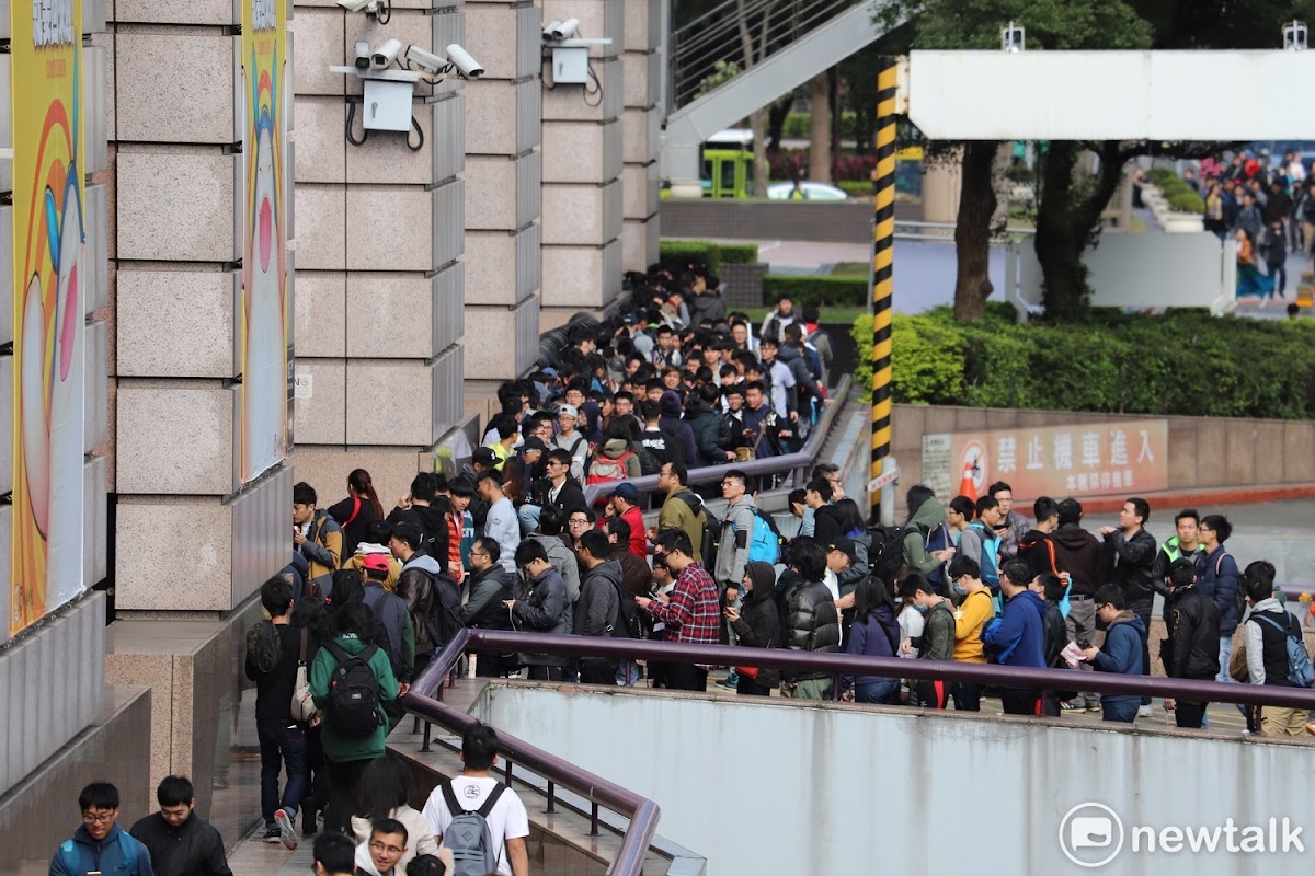 台北電玩展現場高舉紅牌表示：「本區空氣品質不佳，為維健康，請稍後再入場」