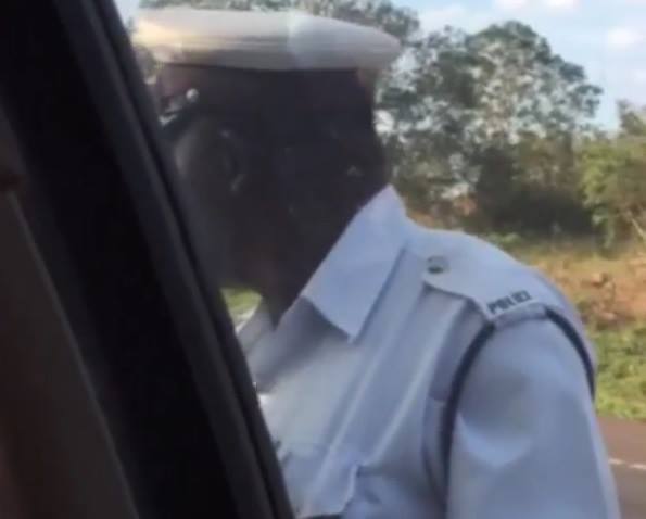 Askari Polisi Afutwa Kazi Baada ya Video Kuonesha Akipokea Fedha..Hapa Ipo Video ikionyesha Mchezo Mzima