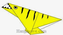 Bước 8: Vẽ mắt, miệng để hoàn thành cách xếp cong khủng long Dinonychus bằng giấy origami đơn giản.