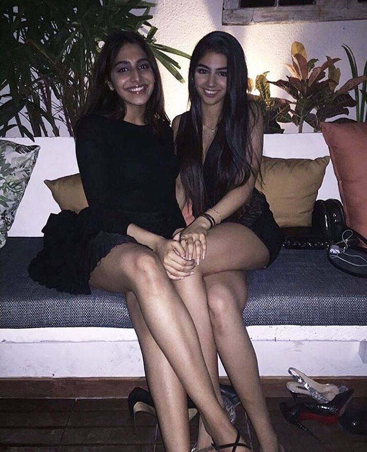 Khushi Kapoor Chilling out with her Friends - BollyBytes