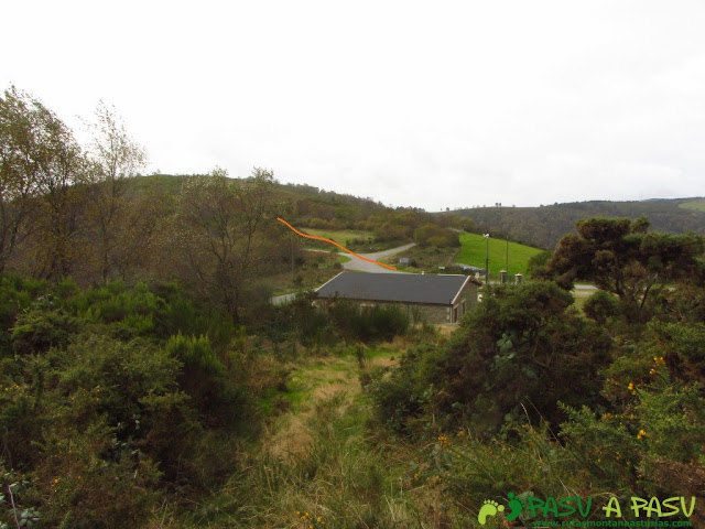 Llegando a una casa junto a la carretera que baja a Santa Marina