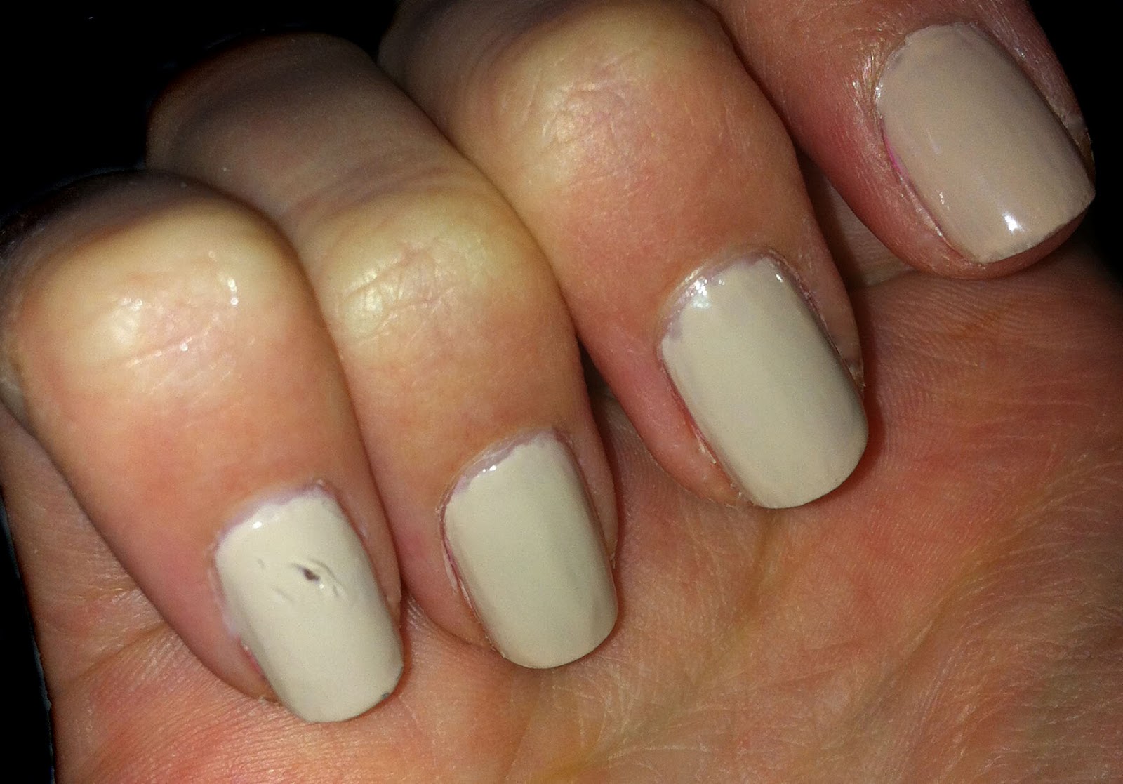 MakeupOfMine A great way to repair smudged or dented nail varnish!