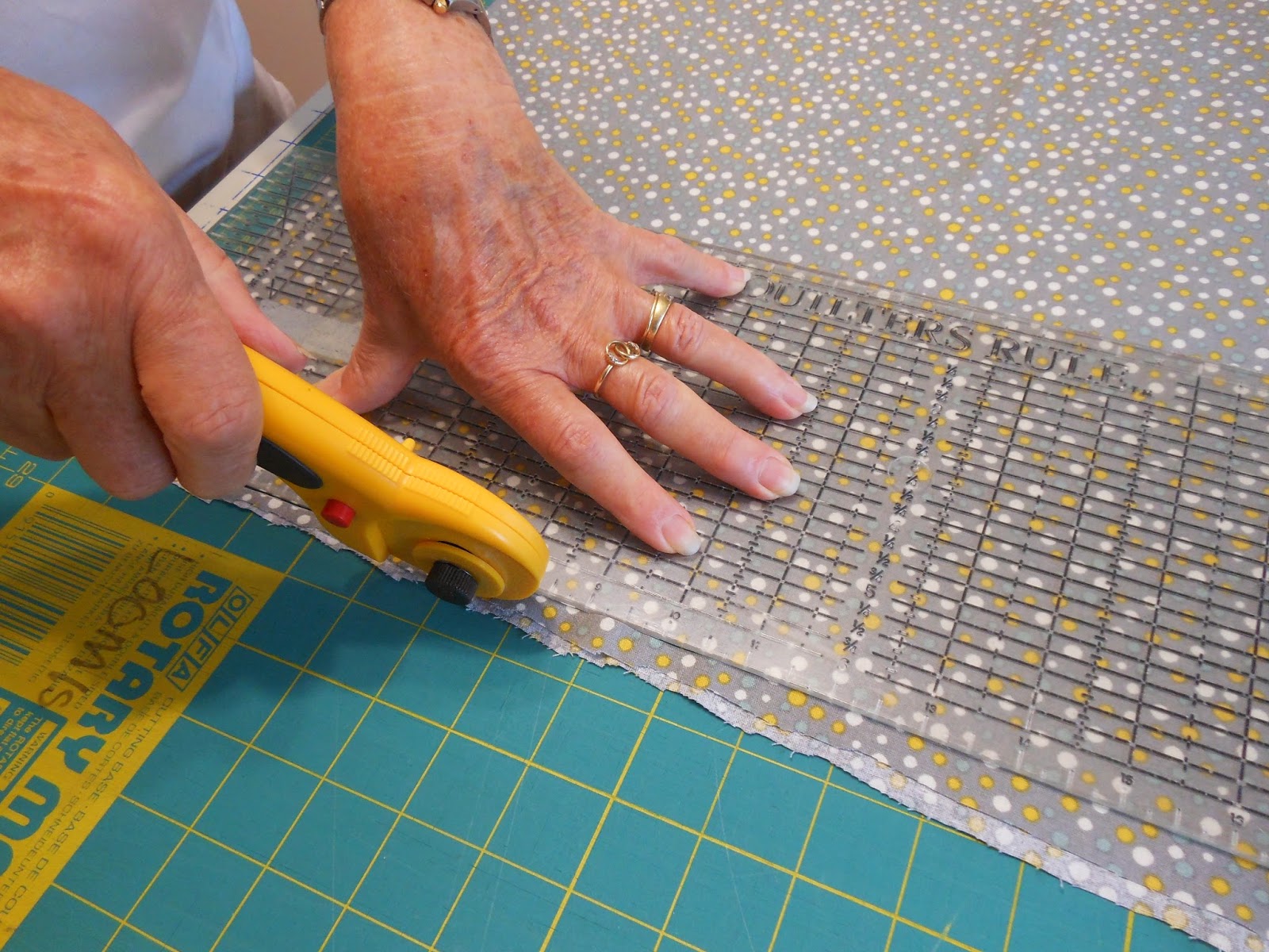 Fabric Rotary Cutter And Mat