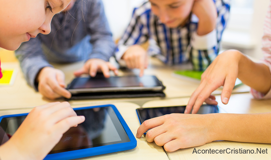 Niños usando tablets digitales