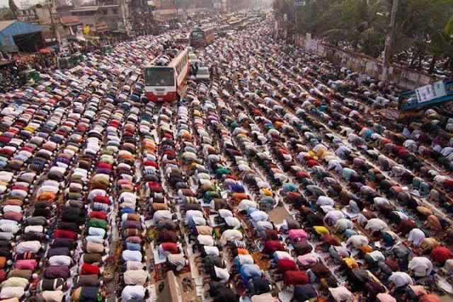 Ratusan Umat Islam Sholat Di Jalan Raya