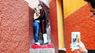 Will forget Valentine's Day if you knew the kiss in this street