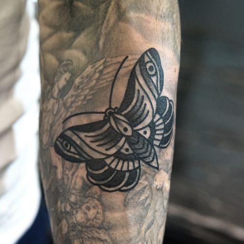 Borboleta preta no Braço de Tatuagem
