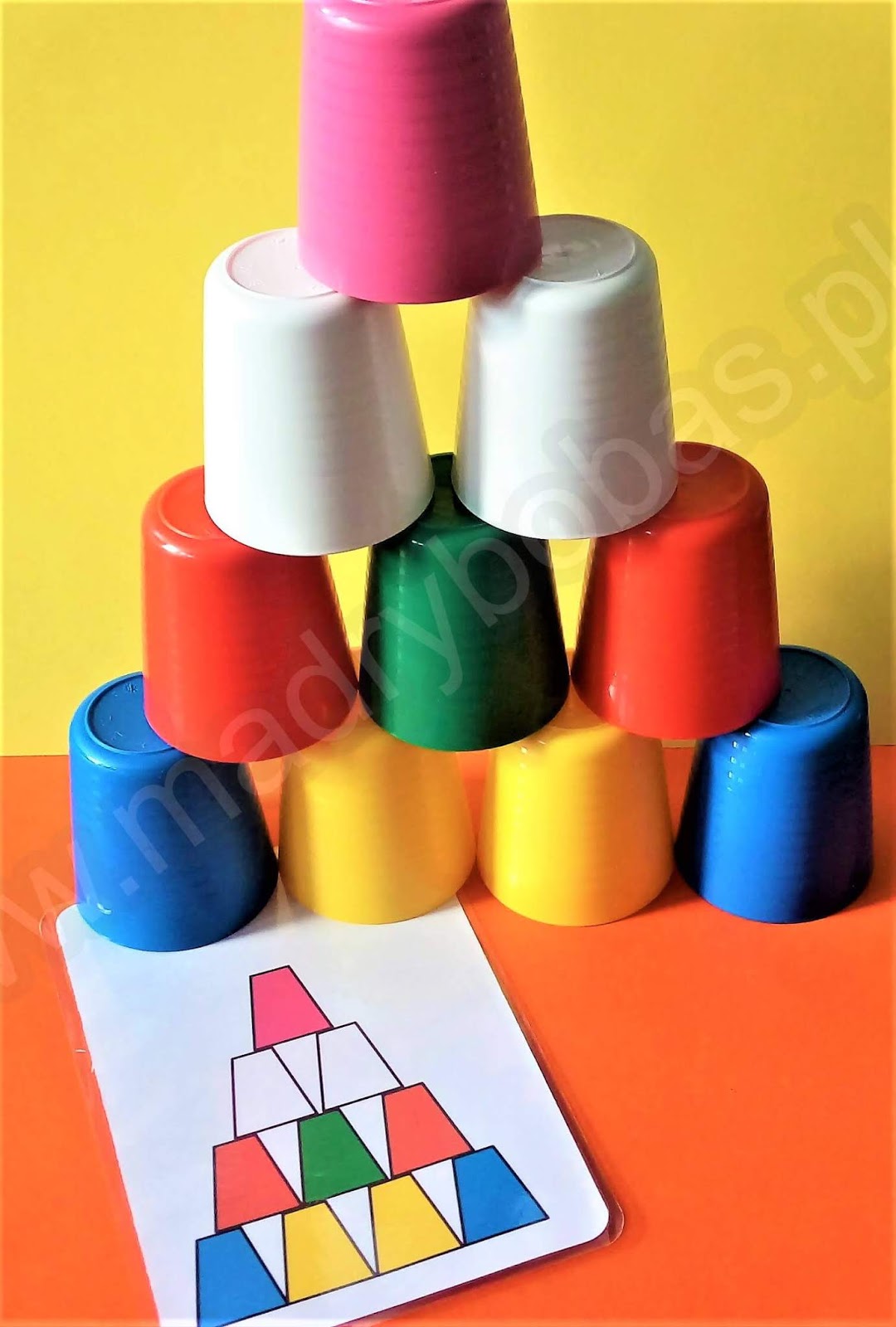 Piramidy z kubków - zabawa, nauka liczenia, kodowania... Sprawdź ...