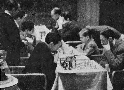 Sala de juego del I Encuentro Ibérico de Ajedrez 1945 con Arturito Pomar en primer plano