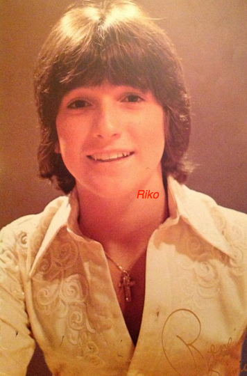 Passion ルネ・シマール Au Japon Rene Simard - Million Dollar Baby Part 1Rene Simard - Million Dollar Baby Part 2René Simard - Mike Douglas Show 1975 RENÉ SIMARD -THE RENE SIMARD SHOW 1978マリエルさんがアップしている1975年から78年ぐらいまでのルネのいろいろな英語でのショーの様子が集まられているビデオ。78年の the Rene Simard showは、カナダのバンクーバーで収録が行われたカナダの英語圏へ向けてのルネがホストをするバラエテイショーでした。ルネの英語がとても可愛らしいし、テーンエイジャールネがホットに飛んだり跳ねたりと活躍中!最後の場面でルネが英語をうまく言えなかった時には、「あれえ、ガムが歯に挟まっちゃった!」という誰でも分かる演技をして笑わせています。カワイイ。。。!Celine Dion & Rene Simard - Une colombe / L'oiseau (ADISQ, 1998) 1998年のADISQでルネとセリーヌデイオンが共演。二人は、お互いのデビュー曲を皮切りにヒット曲をメドレーで歌っています。Celine Dion sings JAZZ, "Quand on s'aime" with R.Simard