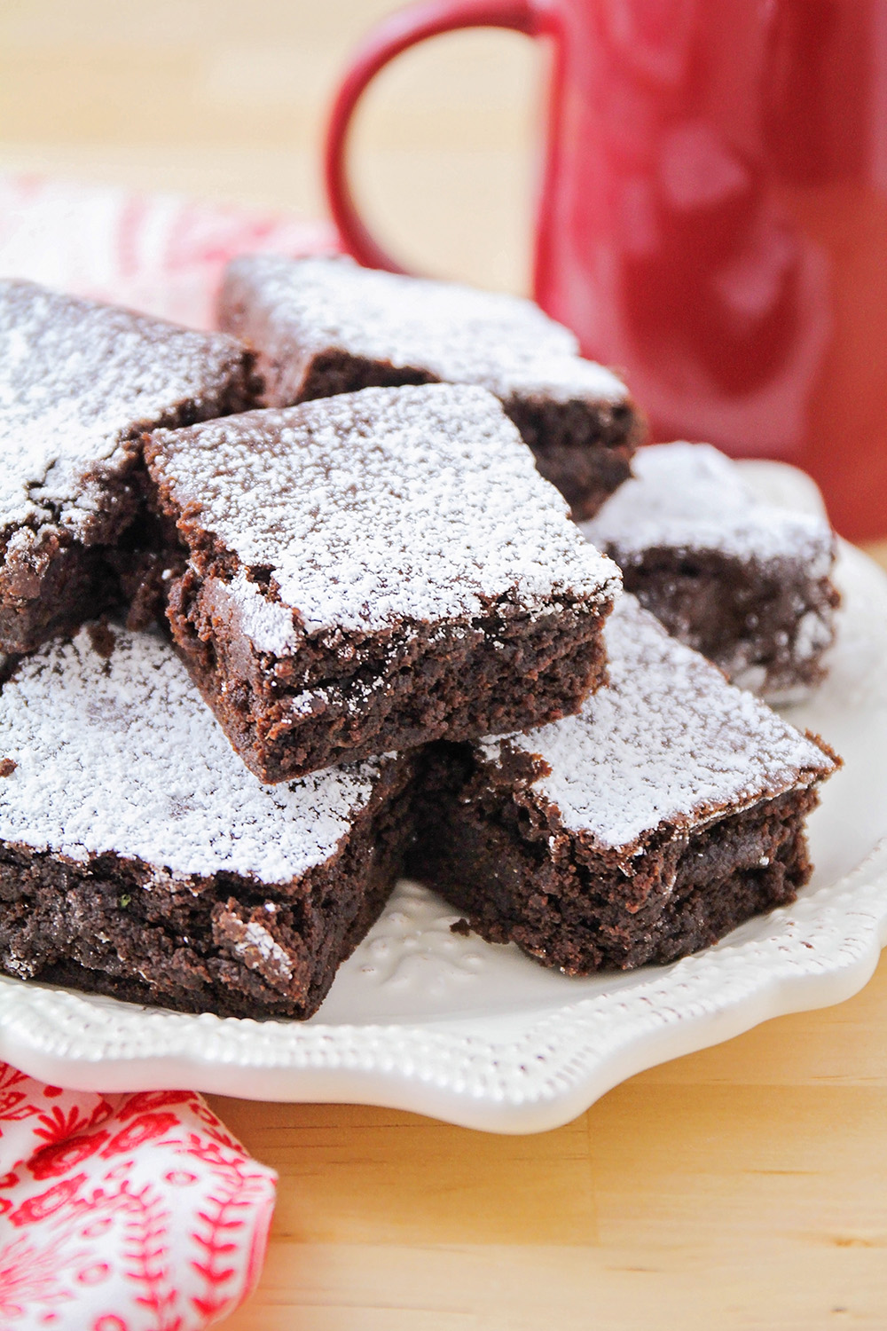 These delicious chocolate gingerbread brownies have a sweet combination of dark chocolate and a hint of spice, and are totally unforgettable!
