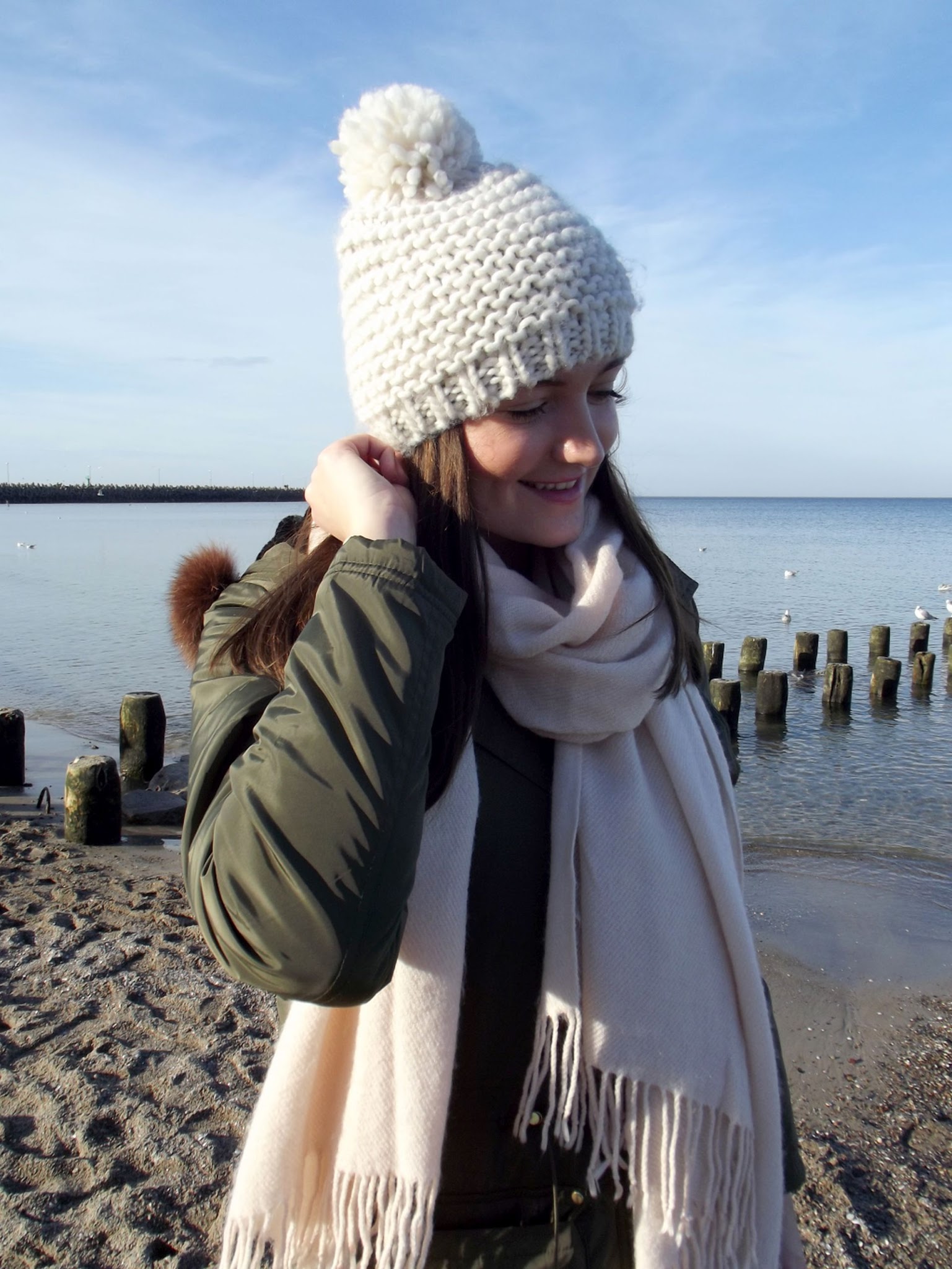 Czapka z pomponem & kurtka khaki