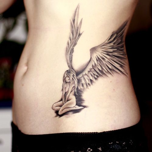 vemos el tatuaje de un angel de la guarda