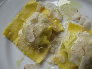 Raviolo del Granaio a Bolgheri con tartufo bianco di San Miniato