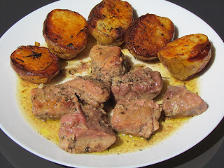 Friptura de porc in sos de bere cu cartofi copti / Pork steak in beer sauce with baked potatoes