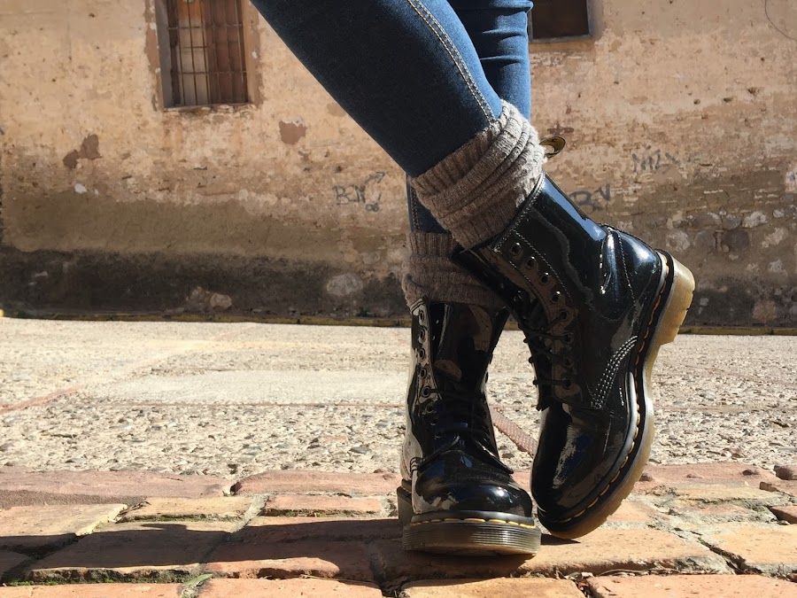 OUTFIT Maxi chaqueta de punto y botas militares de charol Dr. Martens