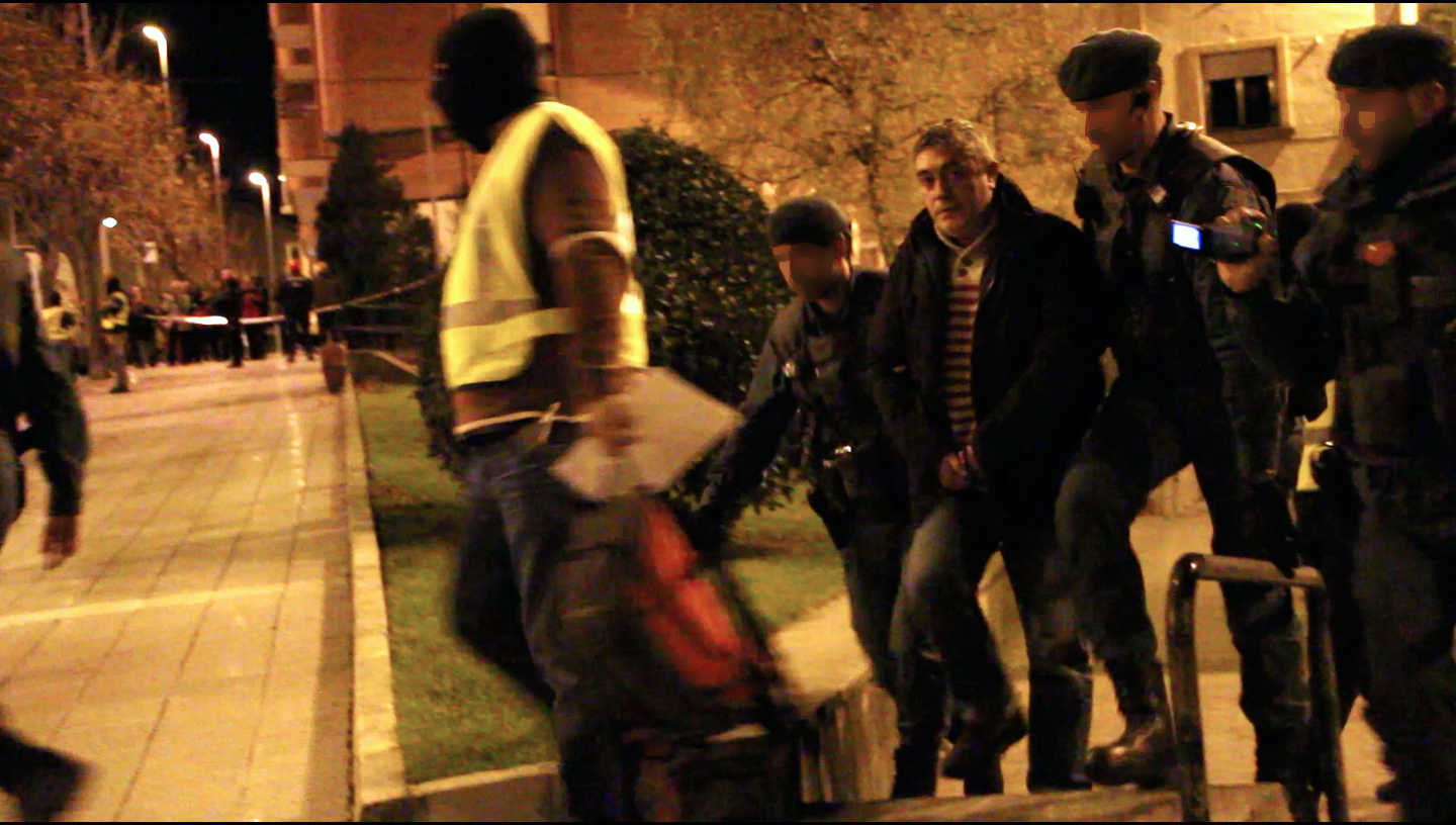 La Guardia Civil se lleva detenido a Javier Carballido tras más de cuatro de horas de registro de su piso