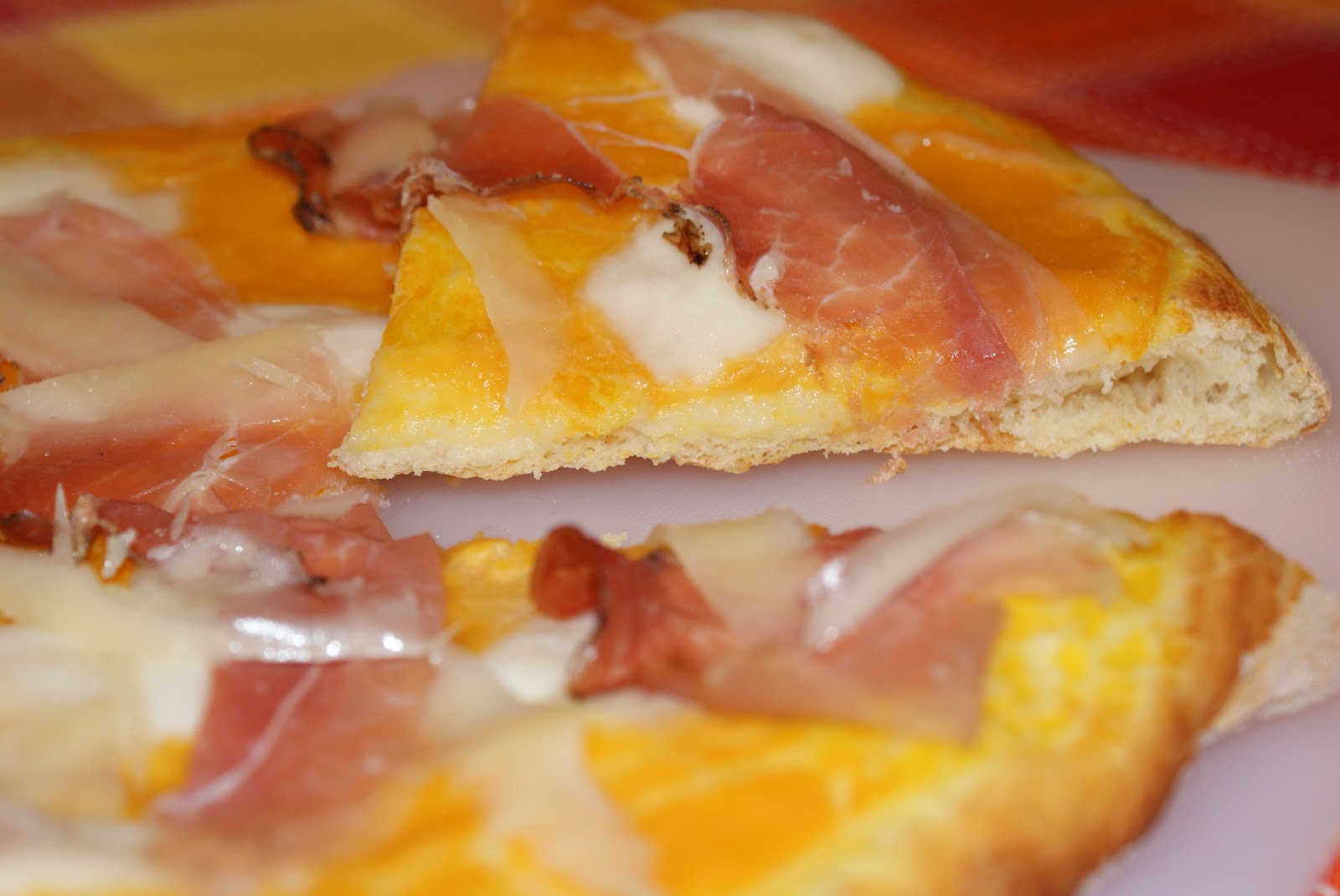 Bronte a tavola: Pizza soffice con crema di zucca, speck e scaglie di grana