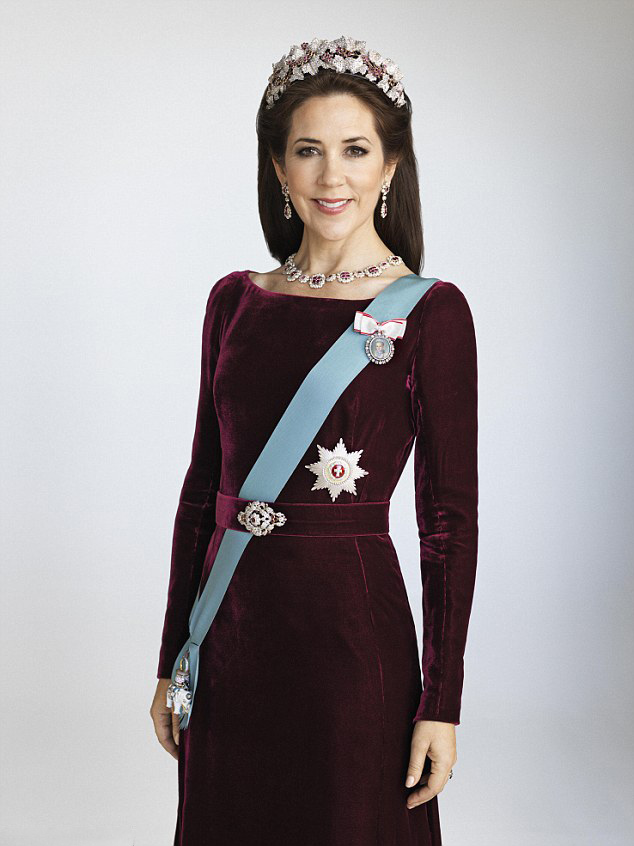 Royal Family Around the World: New portraits of Crown Princess Mary and ...