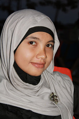 Jilbab Cantik Mahasiswi Kedokteran Tina dari Pontianak senyum manis dan sensual